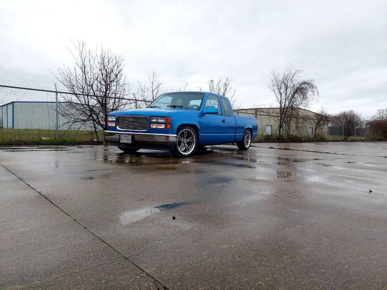 Camioneta clásica azul con trabajo de carrocería