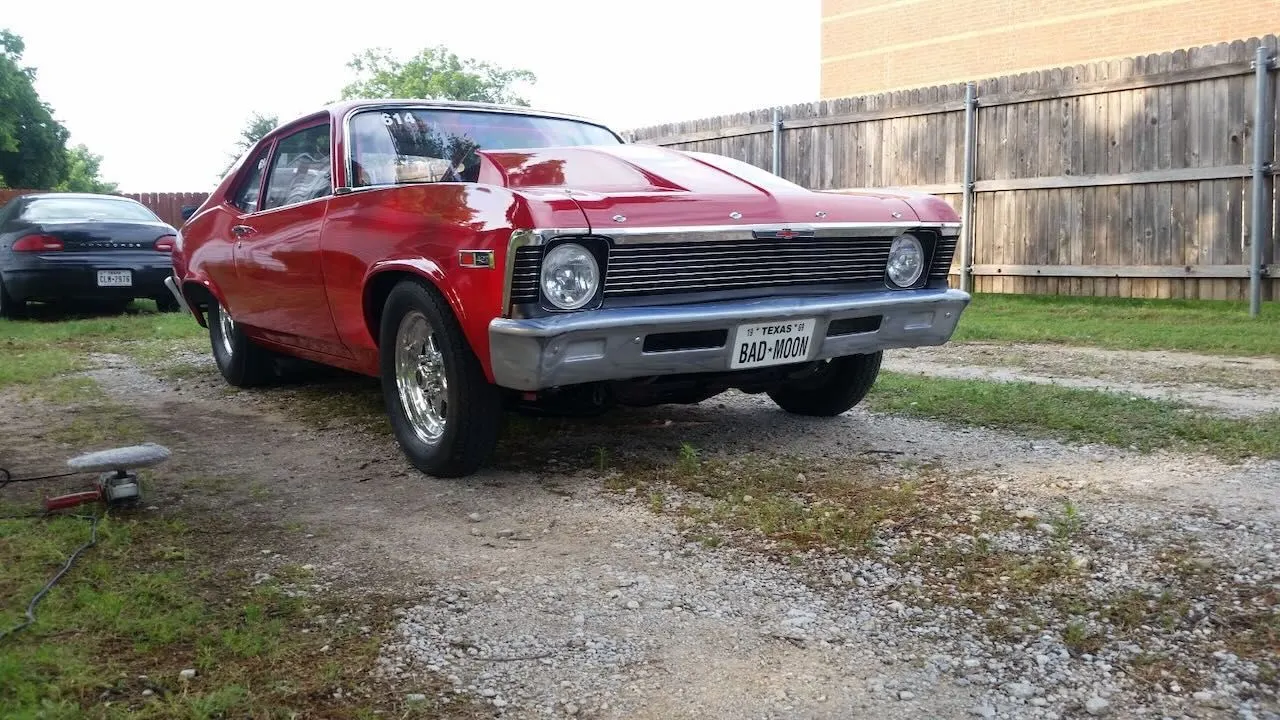 Pintura y carrocería en un auto clásico rojo